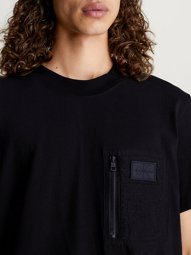 t-shirt con taschino in materiali misti black da uomo calvin klein jeans