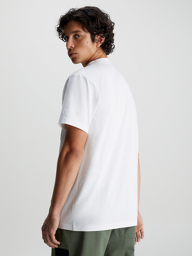 white t-shirt z kieszonką z mieszanych materiałów dla mężczyźni - calvin klein jeans