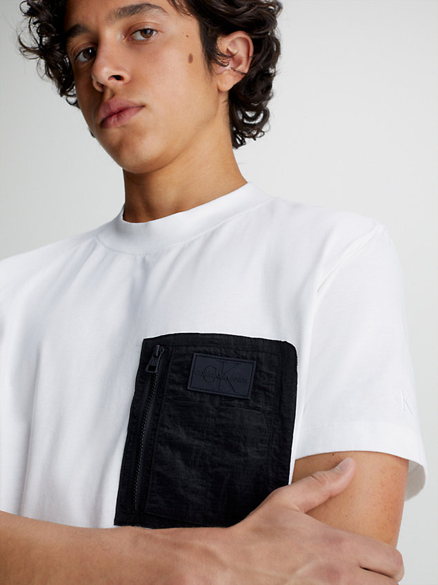 white t-shirt met zakje van materiaalmix voor heren - calvin klein jeans