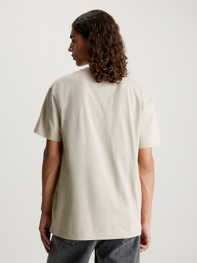 t-shirt avec monogramme beige pour hommes calvin klein jeans