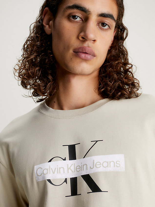 t-shirt con monogramma beige da uomo calvin klein jeans