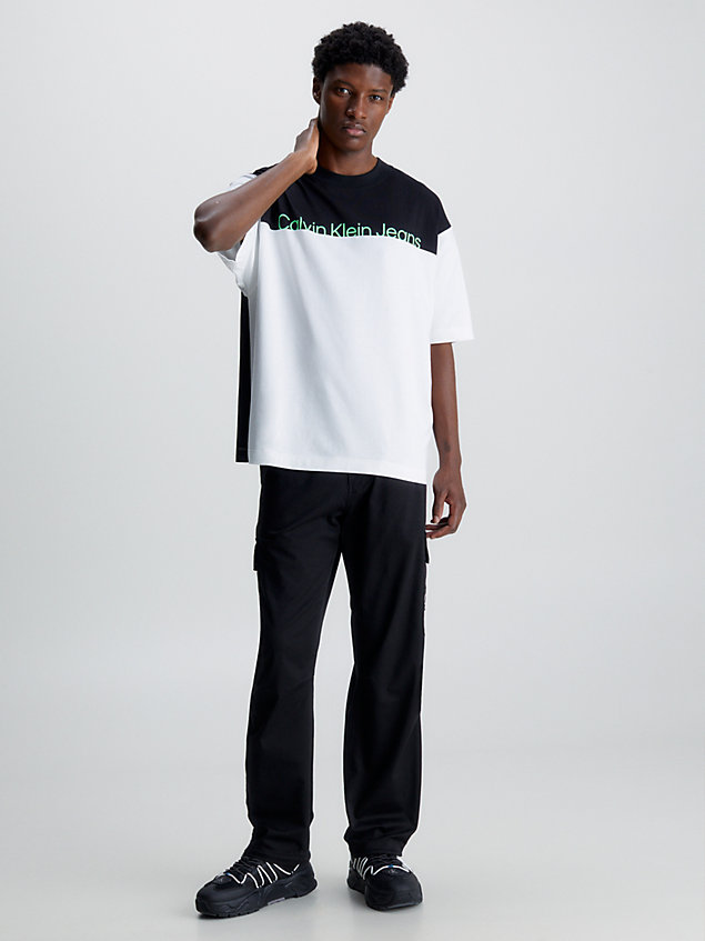 white t-shirt oversize w kontrastowych kolorach dla mężczyźni - calvin klein jeans