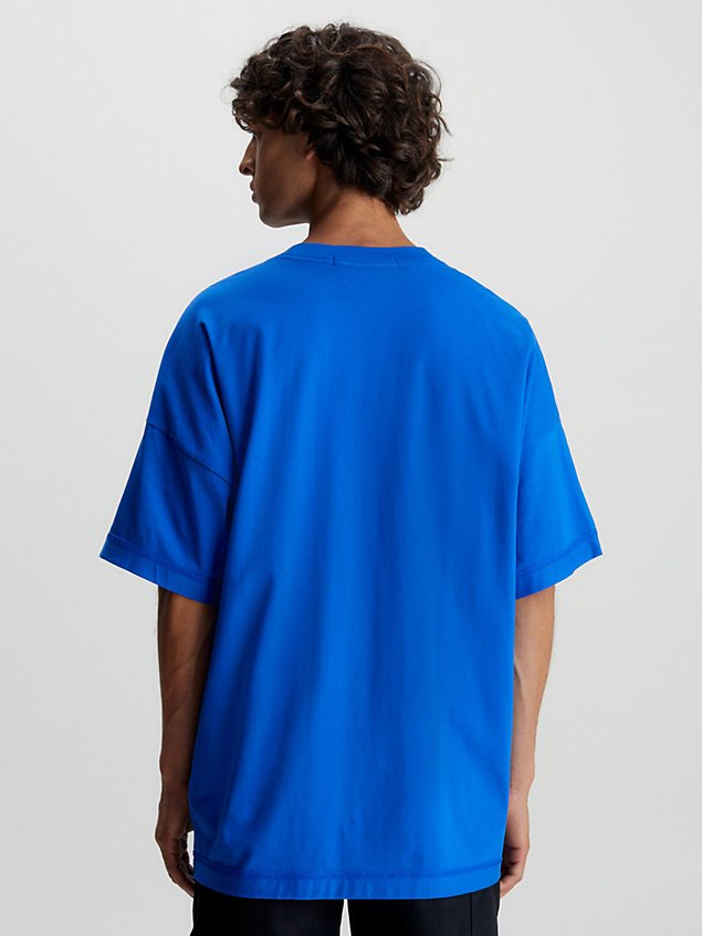 blue t-shirt mit grafischem oversized-logo für herren - calvin klein jeans