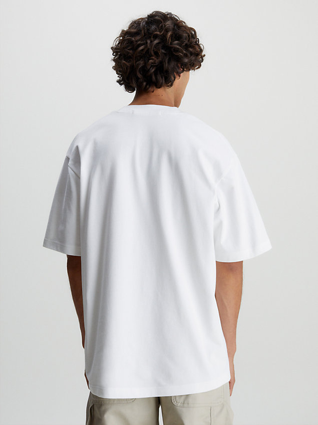 white t-shirt oversize z aplikacją z logo dla mężczyźni - calvin klein jeans