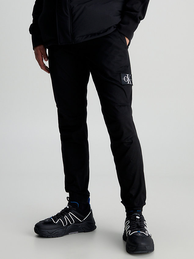 black obcisłe chinosy z bawełnianego diagonalu dla mężczyźni - calvin klein jeans