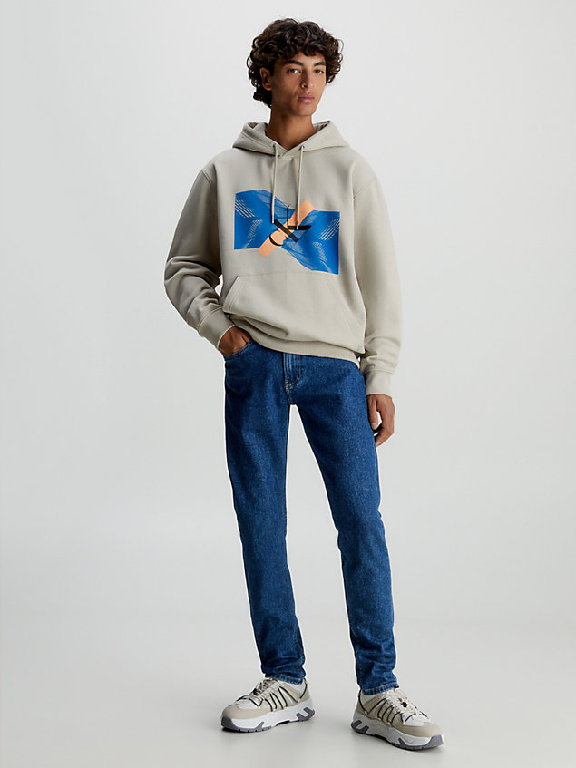 beige swobodna bluza z kapturem i grafiką z logo dla mężczyźni - calvin klein jeans