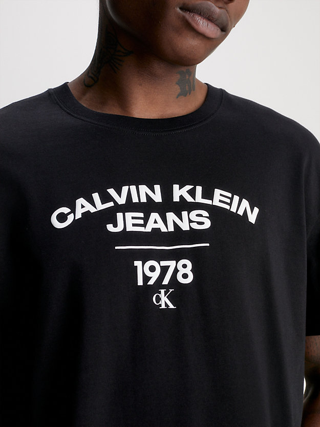 CK BLACK Camiseta con logo universitario de hombre CALVIN KLEIN JEANS