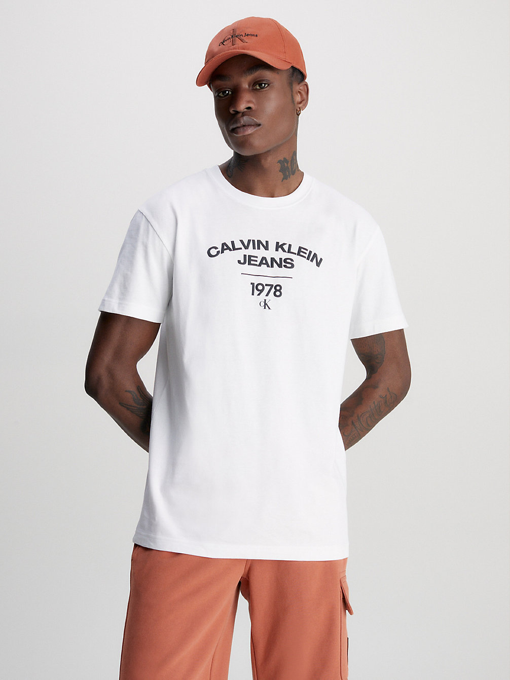 T-Shirt Con Logo In Stile College > BRIGHT WHITE > undefined uomo > Calvin Klein
