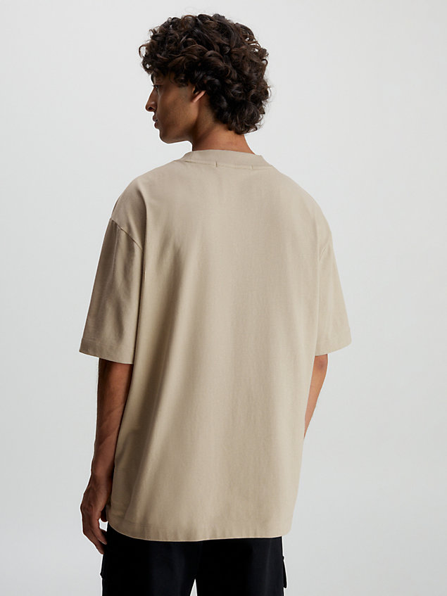 beige luźny bawełniany t-shirt z logo dla mężczyźni - calvin klein jeans