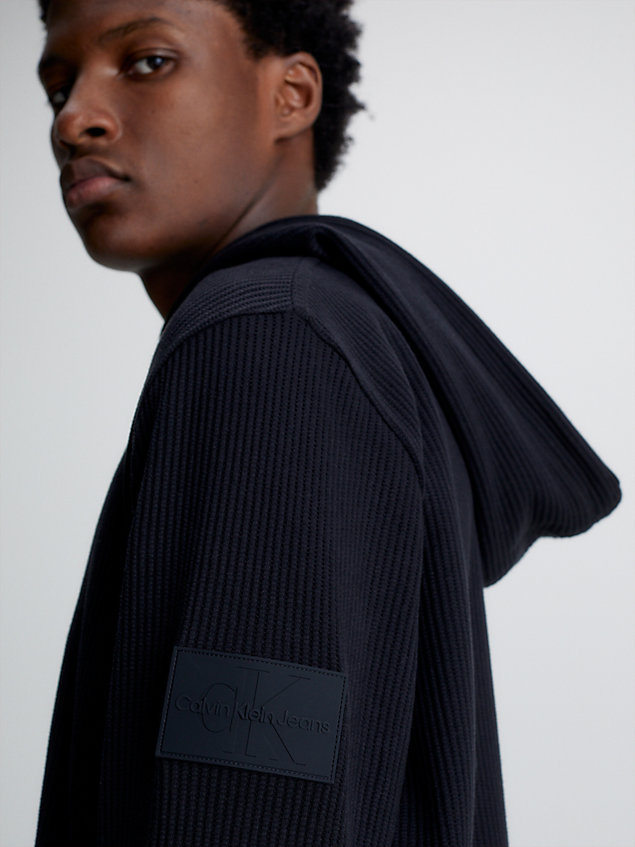 sweat-shirt à capuche en coton gaufré avec insigne black pour hommes calvin klein jeans
