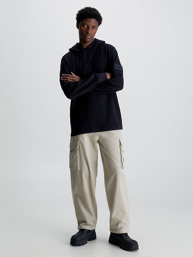 sudadera gofrada con capucha de algodón con insignia black de hombre calvin klein jeans