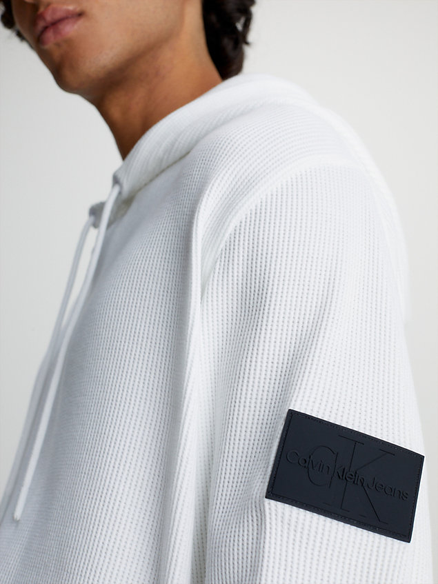 sweat-shirt à capuche en coton gaufré avec insigne white pour hommes calvin klein jeans