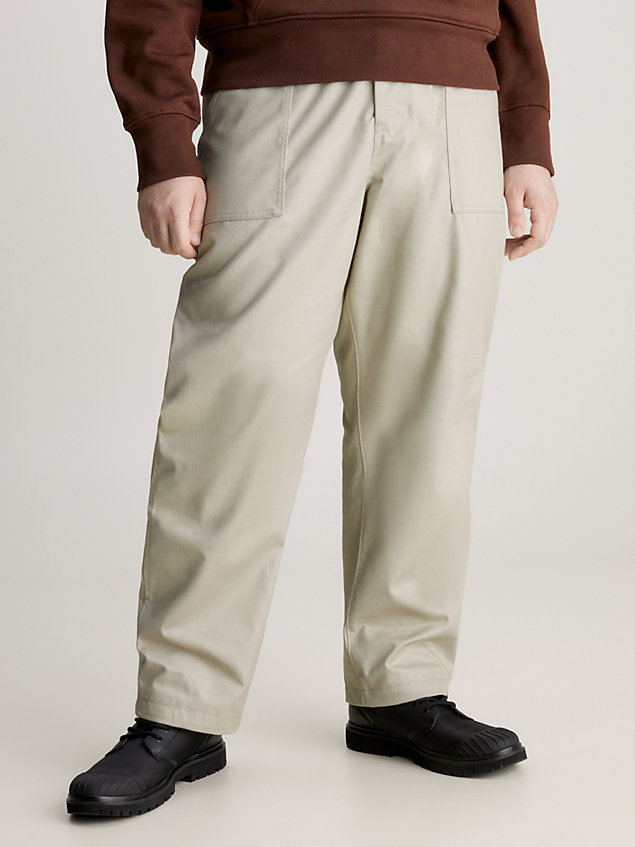 pantaloni da lavoro in canvas a taglio dritto beige da uomo calvin klein jeans