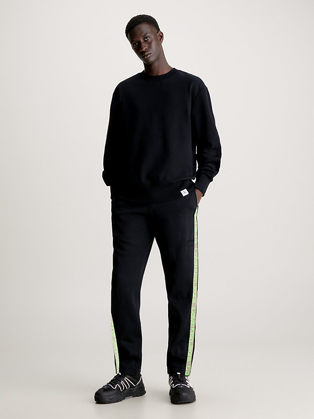 black lässige jogginghose mit logo tape für herren - calvin klein jeans