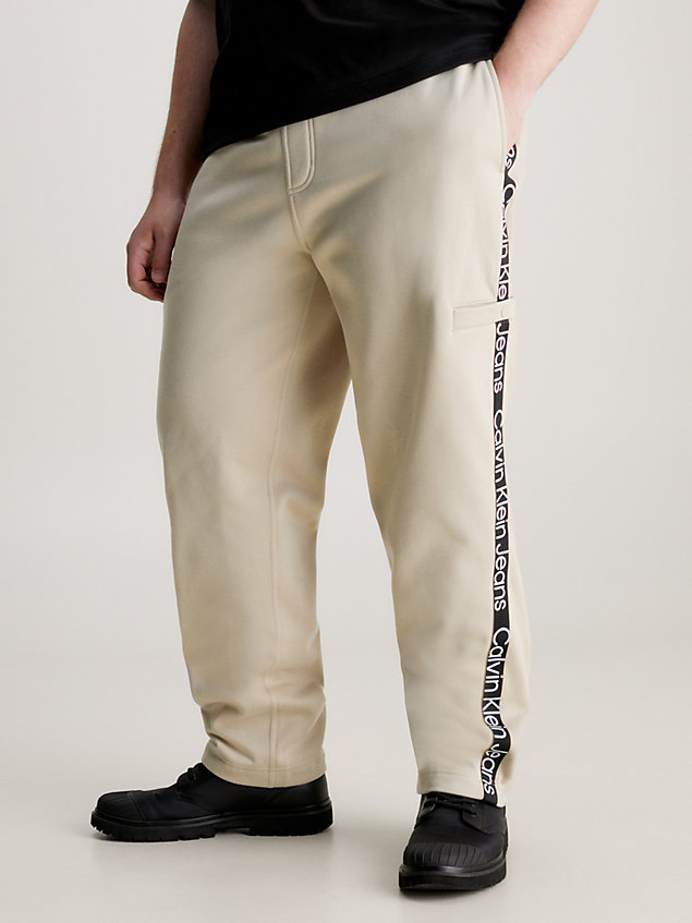 pantaloni della tuta logo tape taglio rilassato beige da uomo calvin klein jeans