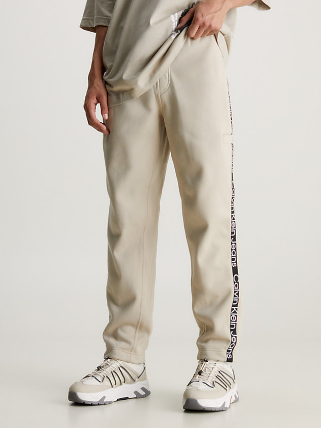 beige relaxed joggingbroek met logo tape voor heren - calvin klein jeans