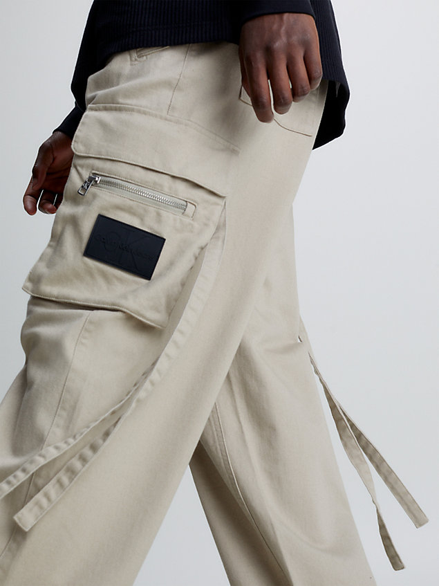 pantalón cargo holgado de sarga de algodón beige de hombre calvin klein jeans