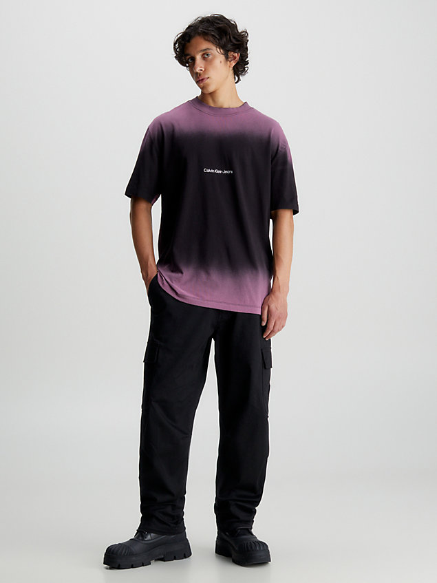 black lässiges t-shirt mit spray-print für herren - calvin klein jeans
