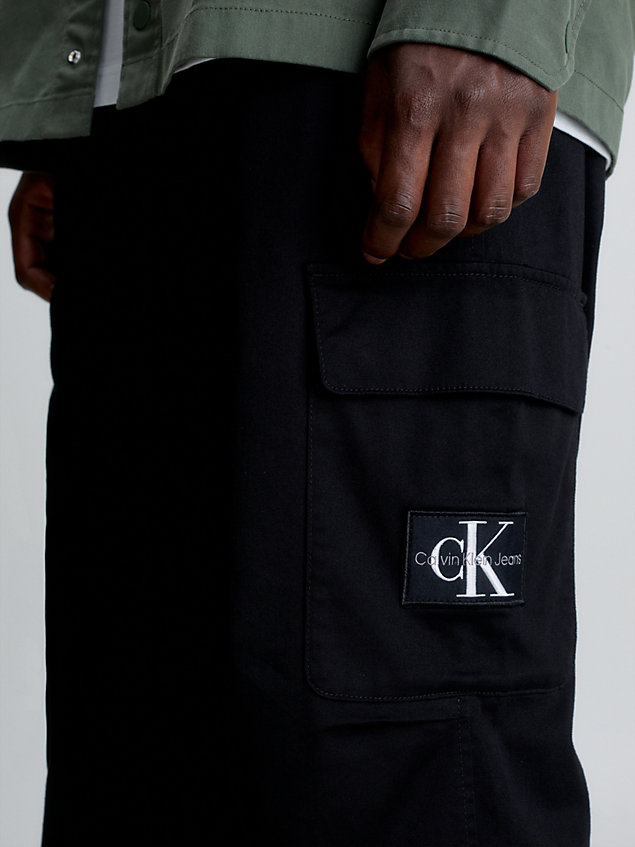 black szorty bojówki z bawełnianego diagonalu dla mężczyźni - calvin klein jeans