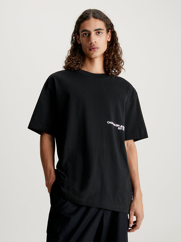 black swobodny t-shirt z nadrukiem typu spray dla mężczyźni - calvin klein jeans