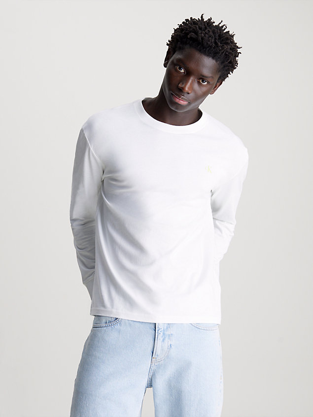 white t-shirt z długim rękawem z czarnym logo dla mężczyźni - calvin klein jeans
