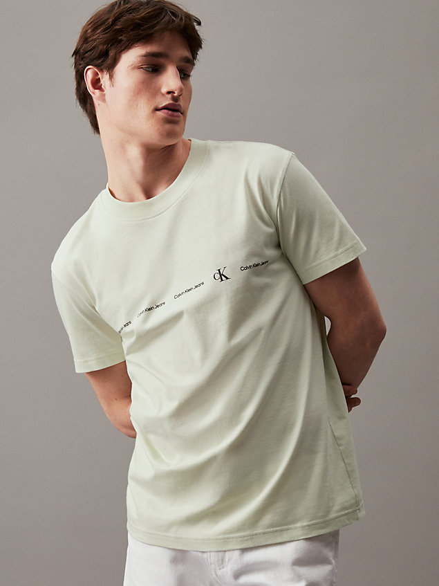 t-shirt con logo ripetuto white da uomini calvin klein jeans