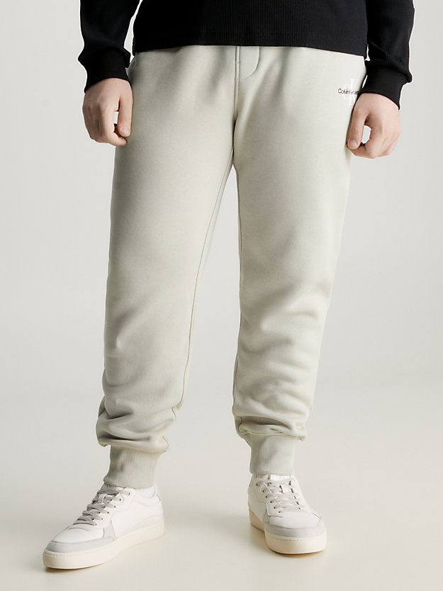 pantalón de chándal de felpa con monograma plaza taupe de hombres calvin klein jeans