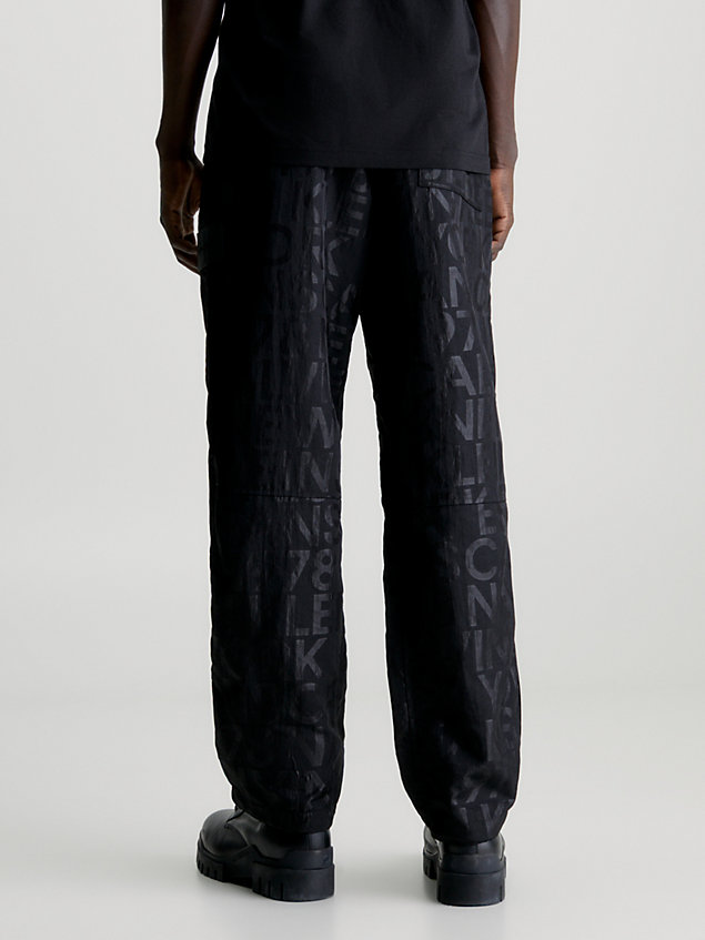 black bojówki z logo na całej powierzchni dla mężczyźni - calvin klein jeans