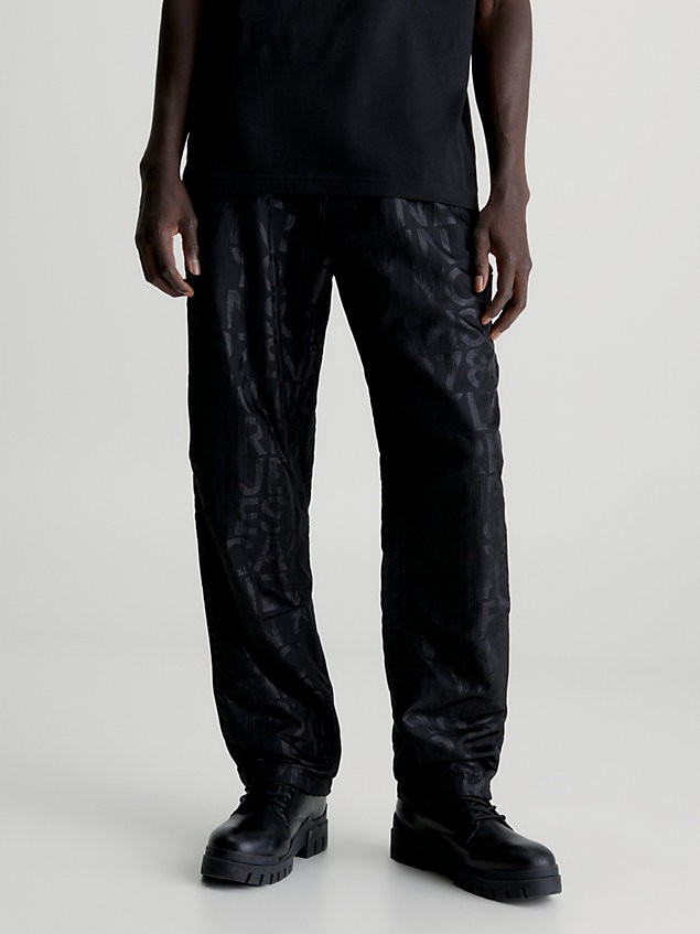 black cargohose mit durchgehendem logomuster für herren - calvin klein jeans