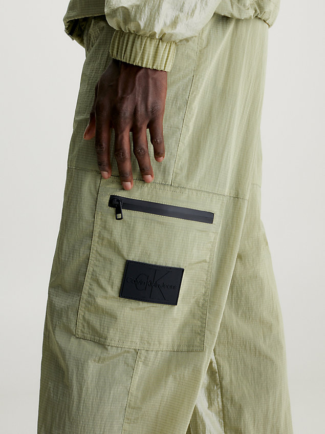 green cargohose aus nylon mit relaxter passform für herren - calvin klein jeans