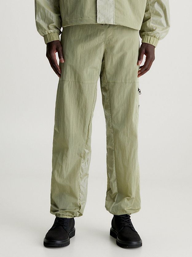 pantaloni cargo in nylon taglio relaxed oil green da uomo calvin klein jeans