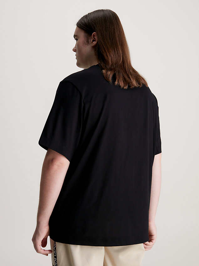 black t-shirt mit geprägtem logo in großen größen für herren - calvin klein jeans