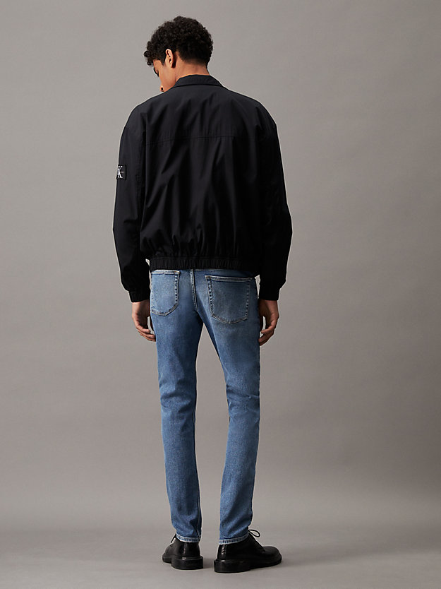 jean slim tapered denim light pour hommes calvin klein jeans