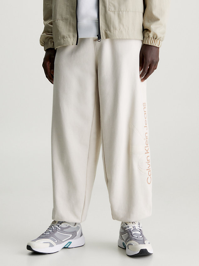 white spodnie dresowe z monogramem oversize dla mężczyźni - calvin klein jeans