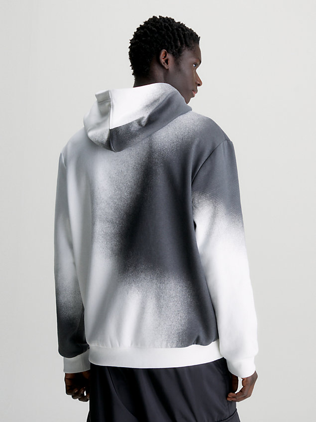 white relaxed hoodie met sprayprint en logo voor heren - calvin klein jeans