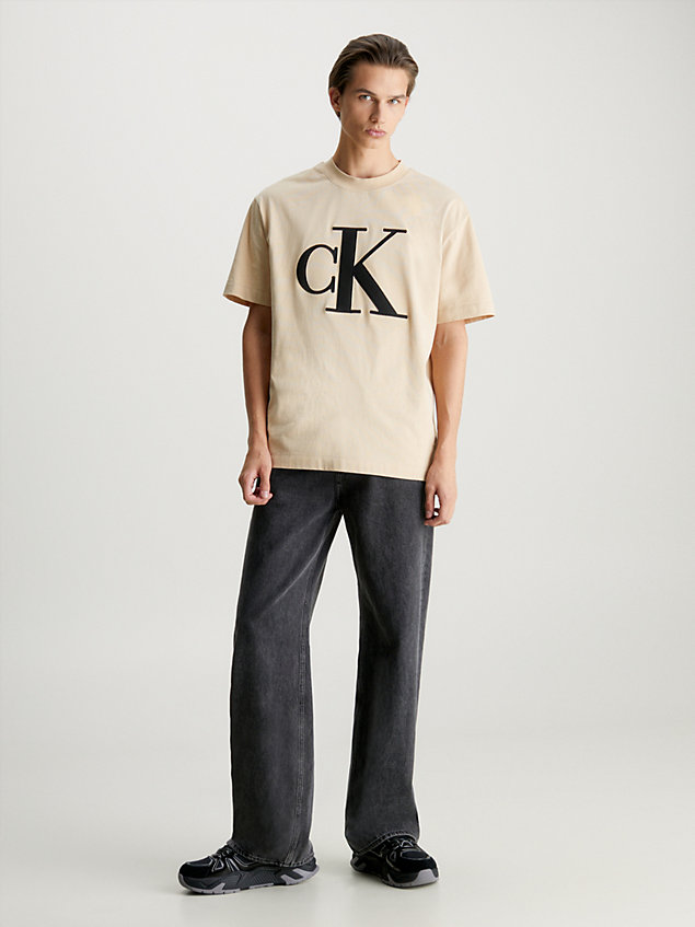 beige relaxed monogram t-shirt voor heren - calvin klein jeans