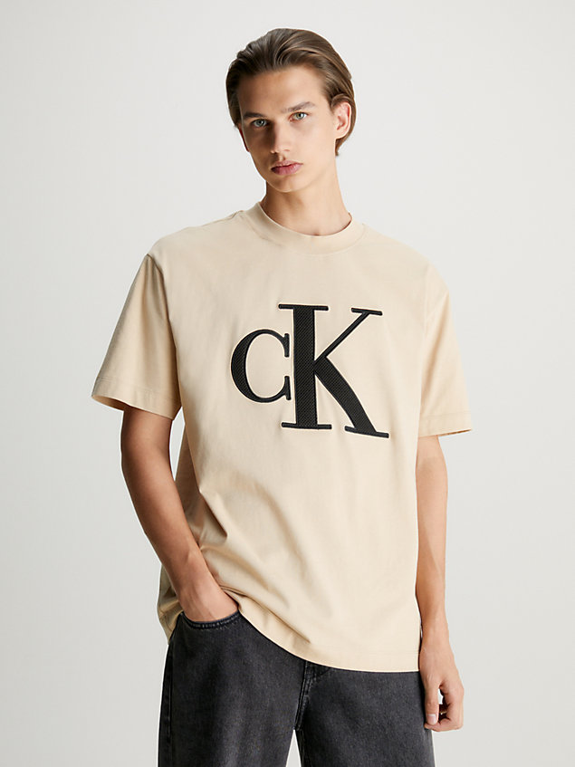 beige relaxed monogram t-shirt voor heren - calvin klein jeans