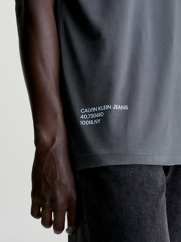 grey t-shirt z wieloma logo dla mężczyźni - calvin klein jeans