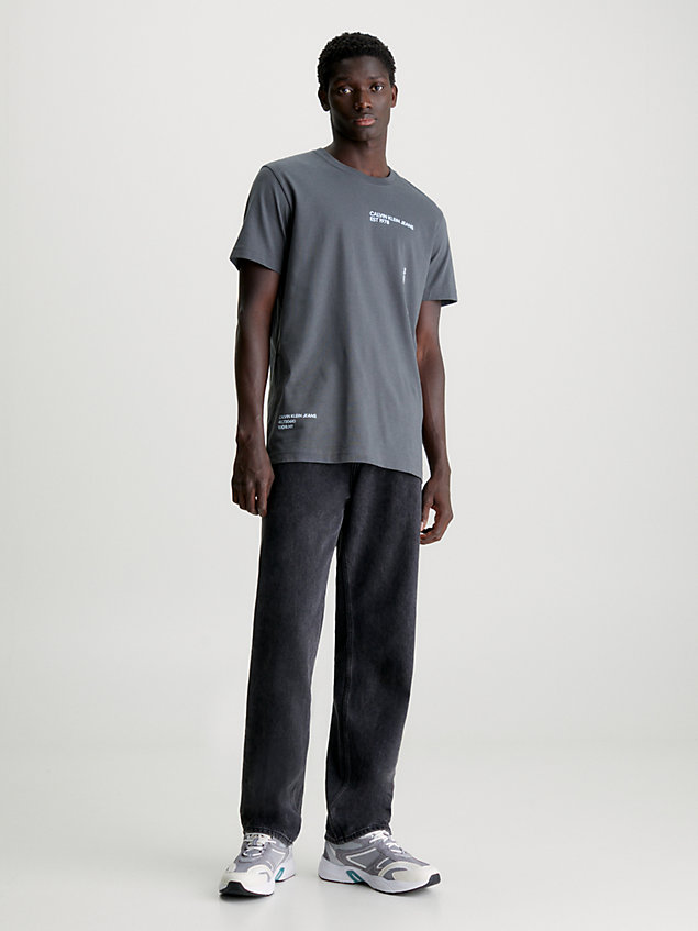 t-shirt avec multi logos grey pour hommes calvin klein jeans