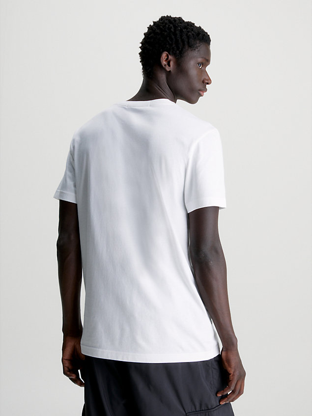 white t-shirt z wieloma logo dla mężczyźni - calvin klein jeans