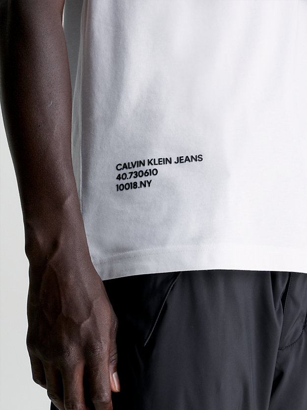 bright white t-shirt z wieloma logo dla mężczyźni - calvin klein jeans