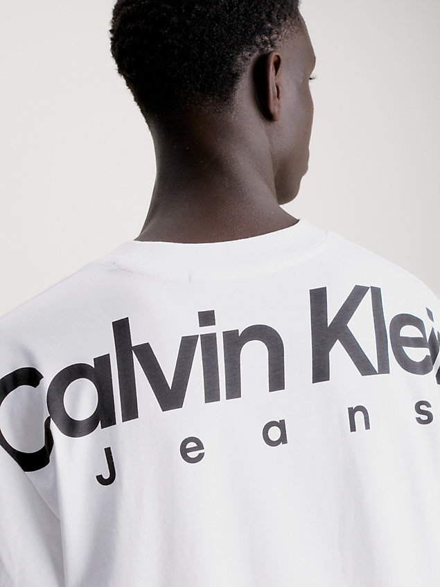 white lässiger t-shirt mit logo auf dem rücken für herren - calvin klein jeans