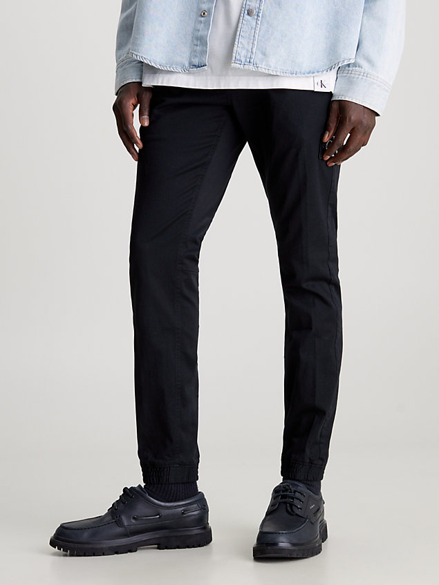 black obcisłe chinosy z bawełnianego diagonalu dla mężczyźni - calvin klein jeans