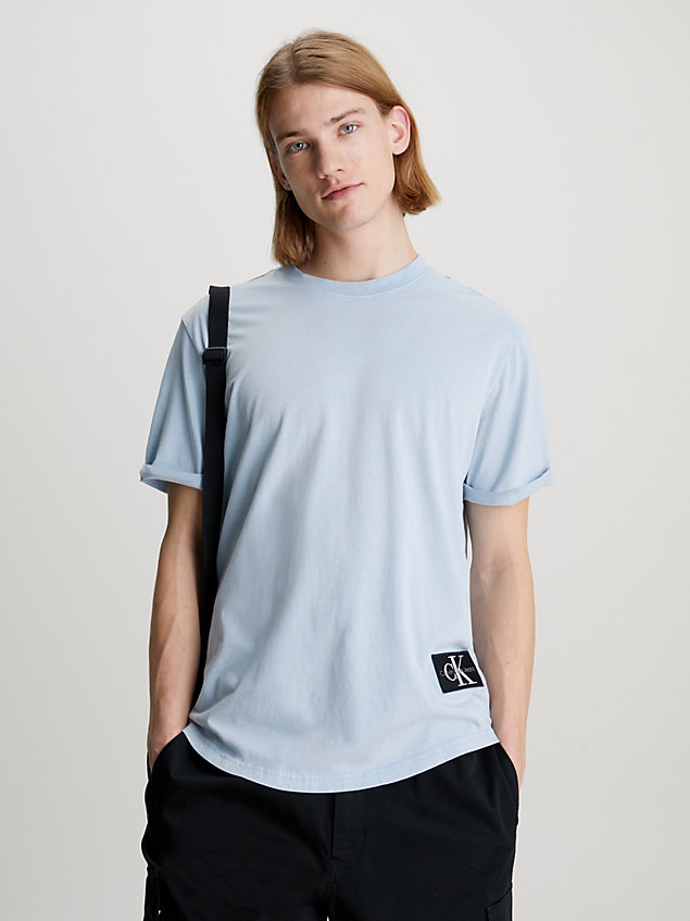 blue bawełniany t-shirt z naszywką z efektem sprania dla mężczyźni - calvin klein jeans