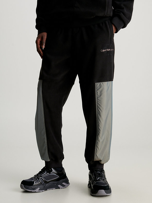 pantalon de jogging relaxed en polaire ck black pour hommes calvin klein jeans