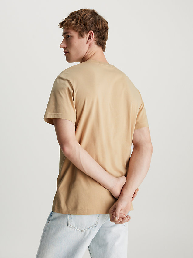 t-shirt in cotone con stemma beige da uomo calvin klein jeans