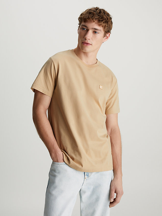 t-shirt con monogramma beige da uomini calvin klein jeans