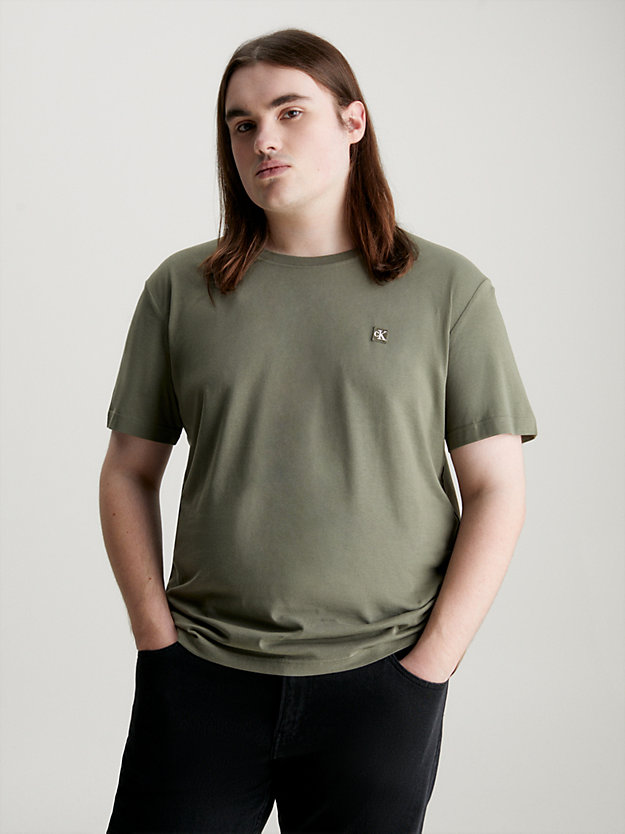 t-shirt in cotone con stemma dusty olive da uomo calvin klein jeans