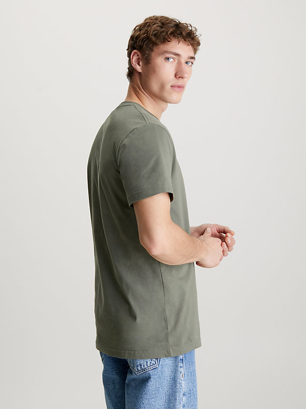 t-shirt in cotone con stemma dusty olive da uomo calvin klein jeans