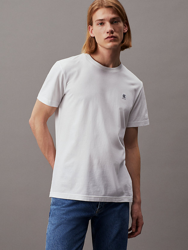 t-shirt in cotone con stemma bright white da uomo calvin klein jeans
